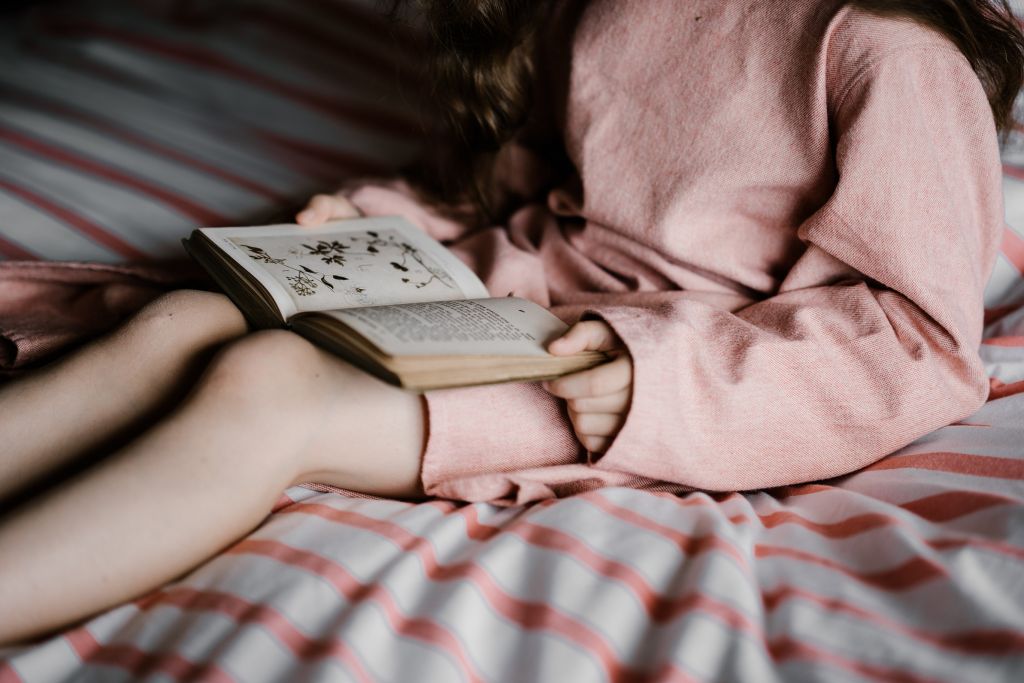 Dievča číta